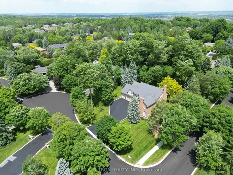 4 Lenarthur Court Aurora ON L4G 6M2