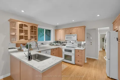 44 Kemano Road Aurora ON L4G 2Y3