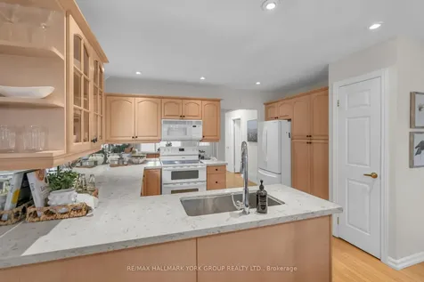 44 Kemano Road Aurora ON L4G 2Y3