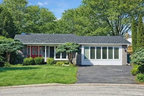 827 Legge Court Newmarket ON L3Y 3J1