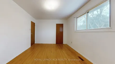 827 Legge Court Newmarket ON L3Y 3J1