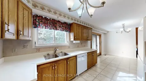 827 Legge Court Newmarket ON L3Y 3J1