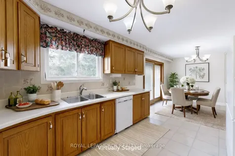 827 Legge Court Newmarket ON L3Y 3J1
