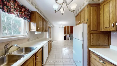 827 Legge Court Newmarket ON L3Y 3J1