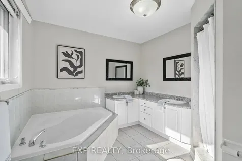 18 Fox Run Lane Bradford West Gwillimbury ON L3Z 2Z3