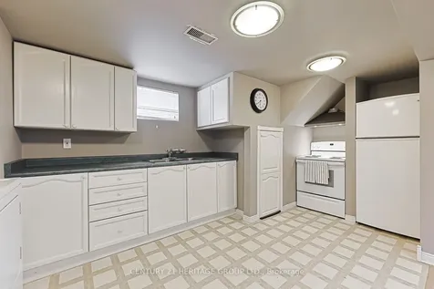 42 Lindsay Avenue Newmarket ON L3Y 4N6