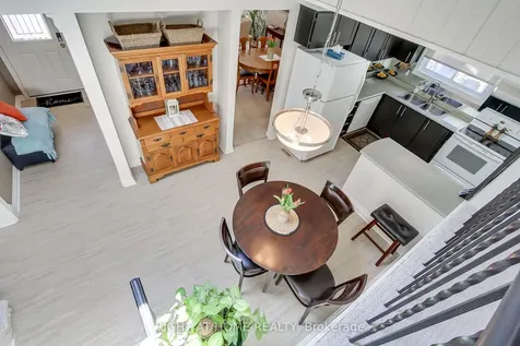 331 Primrose Lane Newmarket ON L3Y 5Z3