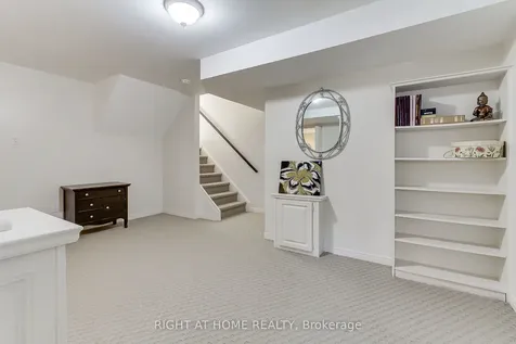 331 Primrose Lane Newmarket ON L3Y 5Z3