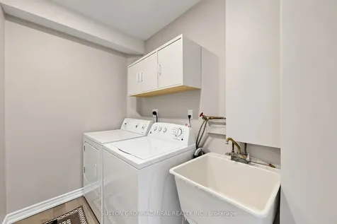 52 Brandy Lane Way Newmarket ON L3Y 8P7