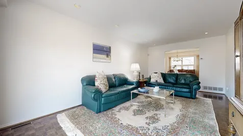 14 Dunkeld Way Markham ON L3T 4Y9