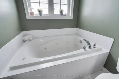 506 Foxcroft Boulevard Newmarket ON L3X 3L6