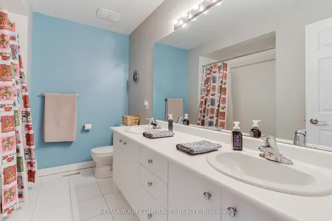 506 Foxcroft Boulevard Newmarket ON L3X 3L6