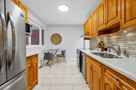 112 Trayborn Drive Richmond Hill ON L4C 4K7
