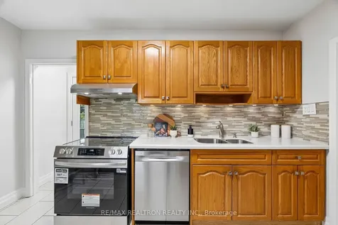112 Trayborn Drive Richmond Hill ON L4C 4K7