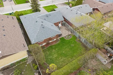 112 Trayborn Drive Richmond Hill ON L4C 4K7