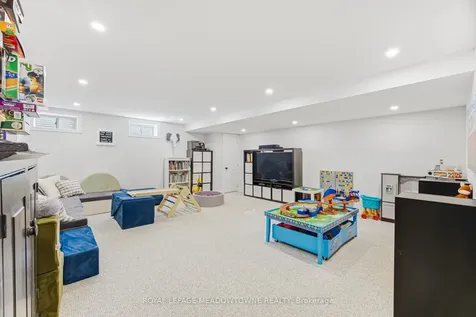 21 Sharpe Crescent New Tecumseth ON L0G 1W0