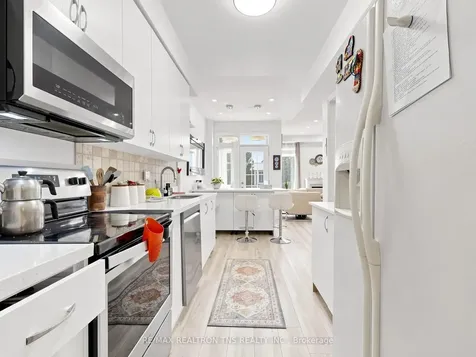 7 Holly Drive Richmond Hill ON L4S 2P1
