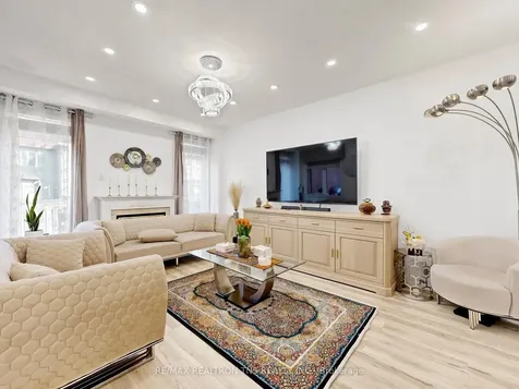 7 Holly Drive Richmond Hill ON L4S 2P1