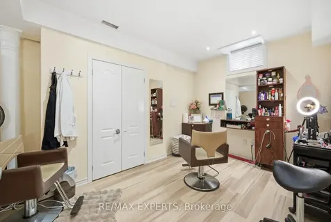 11 Collier Crescent Essa ON L3W 0M7