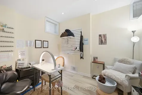 11 Collier Crescent Essa ON L3W 0M7