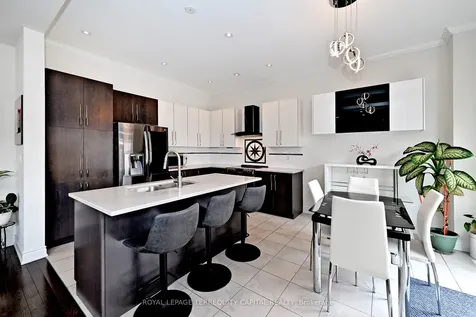 22 Walter Tunny Crescent East Gwillimbury ON L9N 0R4