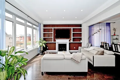 22 Walter Tunny Crescent East Gwillimbury ON L9N 0R4
