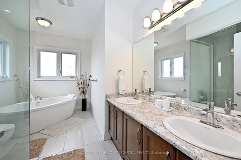 22 Walter Tunny Crescent East Gwillimbury ON L9N 0R4