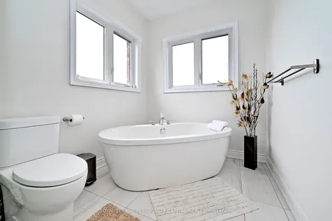 22 Walter Tunny Crescent East Gwillimbury ON L9N 0R4