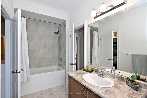 22 Walter Tunny Crescent East Gwillimbury ON L9N 0R4