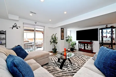 22 Walter Tunny Crescent East Gwillimbury ON L9N 0R4