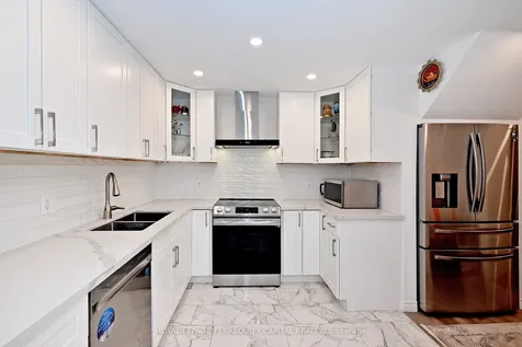 22 Walter Tunny Crescent East Gwillimbury ON L9N 0R4
