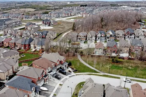 22 Walter Tunny Crescent East Gwillimbury ON L9N 0R4