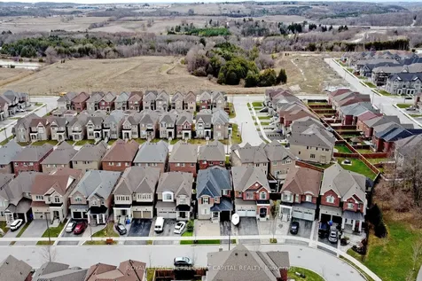 22 Walter Tunny Crescent East Gwillimbury ON L9N 0R4