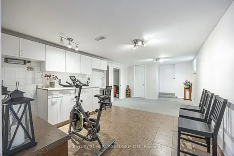 1059 Gorham Street Newmarket ON L3Y 5G9