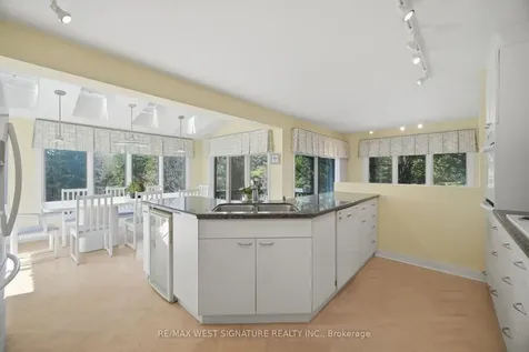 126 Curtis Crescent King ON L7B 1C2