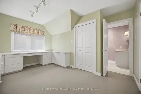 126 Curtis Crescent King ON L7B 1C2