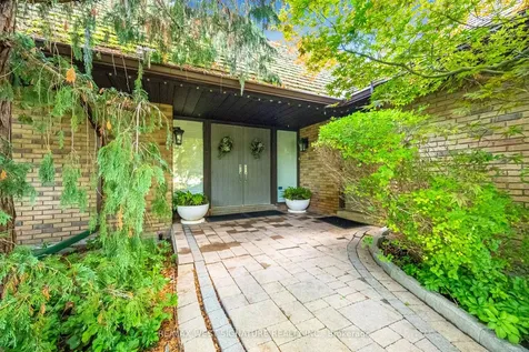 126 Curtis Crescent King ON L7B 1C2