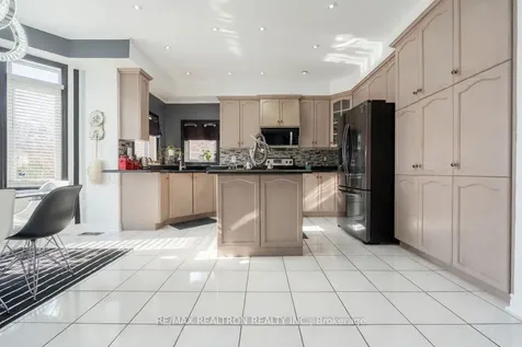 206 Featherstone Avenue Markham ON L3S 4J1