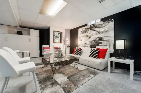 206 Featherstone Avenue Markham ON L3S 4J1