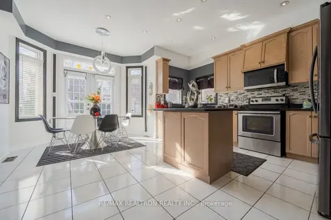 206 Featherstone Avenue Markham ON L3S 4J1