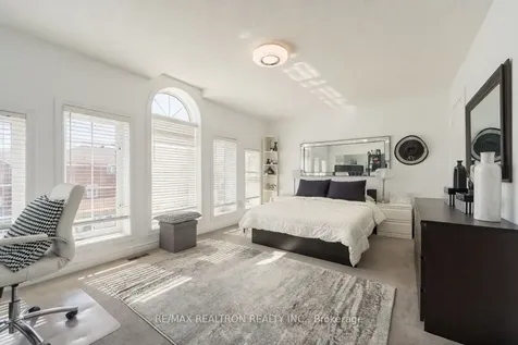 206 Featherstone Avenue Markham ON L3S 4J1