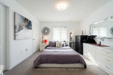 206 Featherstone Avenue Markham ON L3S 4J1