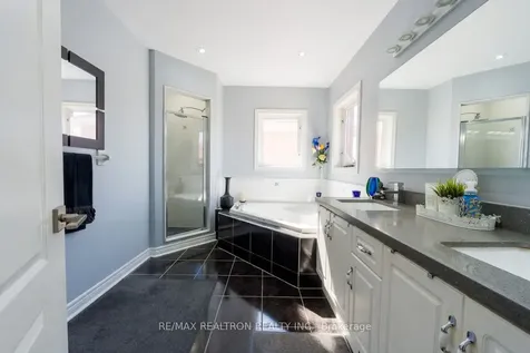 206 Featherstone Avenue Markham ON L3S 4J1
