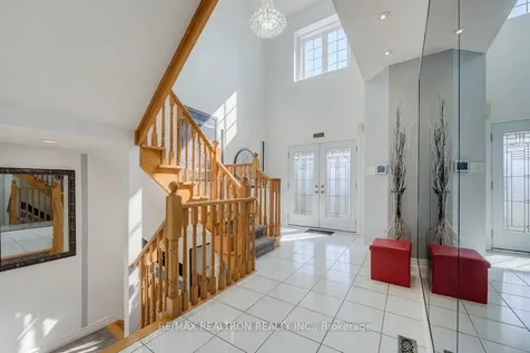 206 Featherstone Avenue Markham ON L3S 4J1