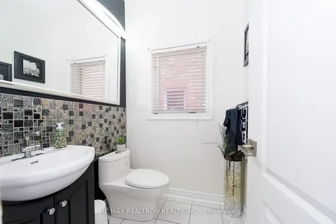 206 Featherstone Avenue Markham ON L3S 4J1