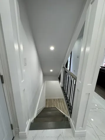 10 Thorny Brae Drive Markham ON L3T 3G4