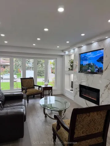 10 Thorny Brae Drive Markham ON L3T 3G4