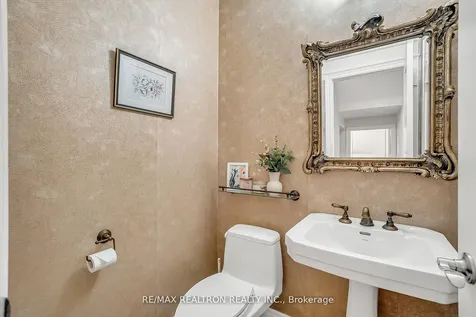 25 Kingsbridge Circle Vaughan ON L4J 8N8