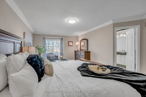 25 Kingsbridge Circle Vaughan ON L4J 8N8