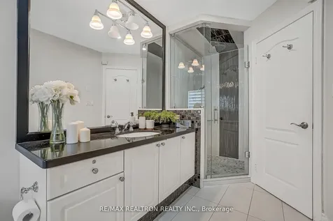 25 Kingsbridge Circle Vaughan ON L4J 8N8